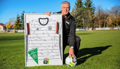 Uwe Nestler hat mehr als 20 Jahre lang als Stützpunkttrainer des Deutschen Fußballbundes gearbeitet. Vom Verband gab es dafür ein Trikot mit den Unterschriften der Nationalspieler. Nestler hört nun auf, den Stützpunkt führt eines seiner früheren Talente weiter: Marcus Sandig. 