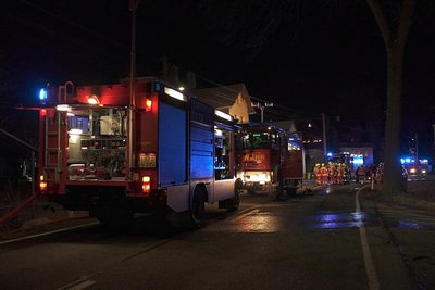 In einem Keller eines Wohnhauses an der B 95 in Bärenstein hat ein Trockner Feuer gefangen.