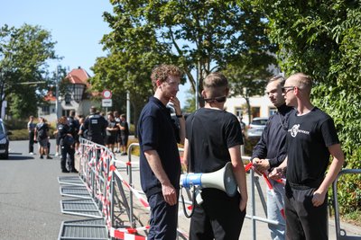 „Hart aber fair“-Moderator Louis Klamroth sprach während des CSD in Plauen mit Gegendemonstranten.