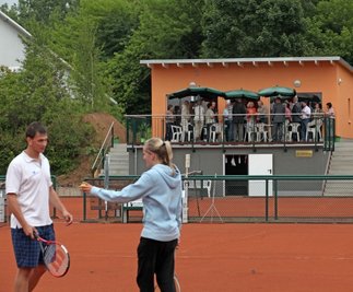 <p class="artikelinhalt">Martin Wolfram und Josephine Thomas aus Meerane spielen in ihrer Freizeit Tennis. Auch sie kommen in den Genuss des neuen Gebäudes. </p>