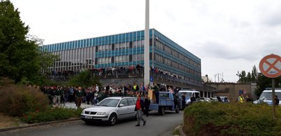 Der Dritte Weg formiert sich am oberen Bahnhof. Es sind deutlich mehr als die angemeldeten 50 Teilnehmer.