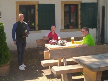 Pächter Robert Scharf bedient Gäste im Außenbereich des Altsächsischen Gasthofs Kleines Vorwerk in Sayda. Auch er ist auf der Suche nach Arbeitskräften. 