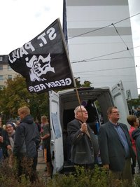 Plauener CDU-Stadtrat Lutz Kowalzick hält eine Fahne gegen Rechts. 250 Gegendemonstranten wollen gegen den Dritten Weg protestieren.