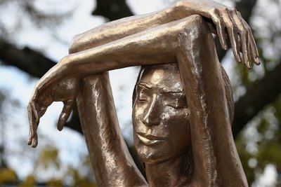 Als Preis erhalten die Geschäftsführer der Appsfactory diese vergoldete Bronzestatue der Künstlerin Malgorzata Chodakowska.