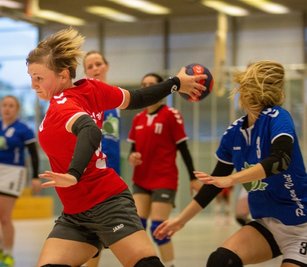 Auch wenn sich die Penigerinnen schwer taten, drehten sie durchgelungene Aktionen, wie hier von Viviane Kühn (l.), das Pokalfinale.