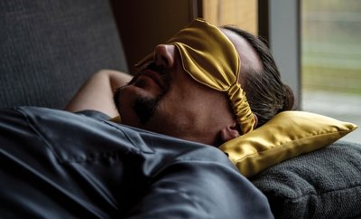 Schlafmasken und kleine Kissen für unterwegs sind sehr gefragt. Kunden nehmen sie mit ins Flugzeug oder ins Hotel. 