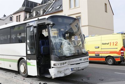 Unfall mit einem Bus und drei Autos auf der Annaberger Straße