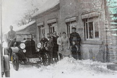 Ein historisches Bild von der ersten Gastwirt-Familie, die 1860 bereits eine Schankerlaubnis in Köthensdorf erhielt. 1954 erwarben Elsa und Kurt Donner die Gaststätte. Seit 1971 übernahm die Tochter mit ihrem Mann Wolfram Rother das Lokal, das heute Tochter Sandra Rother mit ihrem Mann Dirk betreibt.
