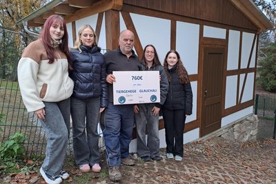 Lena Reinhardt, Cäcilia Winderlich, Neela Wolf und Leni Ackermann (v. l.) übergaben Günter Weise den Spendenscheck.