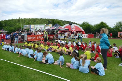 Zum Werfertag gehörte wie immer der Schlagballcup der Grundschulen, den erneut die Mädchen und Jungen aus Thum gewannen.