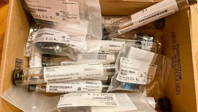 Die Fixateure kamen per Post: Weil es innerhalb des Landes einfacher ist, etwas zu verschicken, wurde das Paket hinter der Grenze aufgegeben.