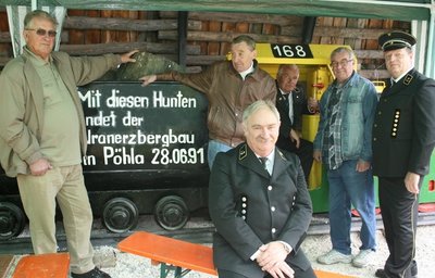 
              <p class="artikelinhalt">Otto Thiele, Wolfgang Zimmermann, Helmut Leupold, Christian Halank, Frank Weißflog (v. l.) und Günter Scheffel (vorn) an einem der Hunte, die am 28. Juni 1991 als letzte den Schacht in Pöhla verließen. </p>
            