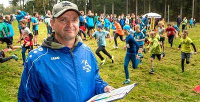 Schulsportkoordinator Carsten Baude freute sich beim Crosslauf am Rätzteich über eine gute Resonanz und ansprechende Leistungen. 