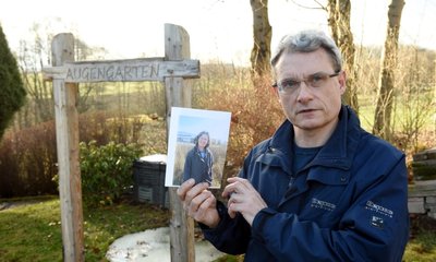 Friedemann Wagner zeigt das Bild seiner vermissten Frau. Am 21. Dezember verschwand sie aus dem gemeinsamen Haus in Niederlichtenau. Die Gesundheitsberaterin hat als Therapeutin auch Augenspaziergänge in ihrem Garten angeboten. Kurse in der Volkshochschule sind jetzt abgesagt.
