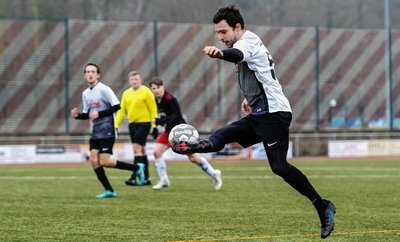 Filigrane Ballmitnahme und treffsicher: Tom Liebers vom SV Geringswalde trug sich gegen Sermuth doppelt in die Torschützenliste ein. 