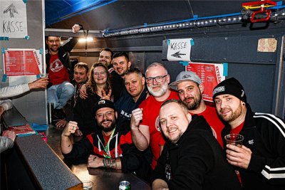 Tommy Valdivia (unten links, hockend) ist Admin des „Eispiraten Fantalk“, in dem Anhänger des Crimmitschauer Eishockeyvereins sich austauschen.