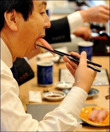 Bis ins weit entfernte Japan hat die Vulkanaschewolke aus Island Auswirkungen: Wegen des Flugverbots der vergangenen Tage gehen im Land des Sushi die Lachs-Vorräte aus.