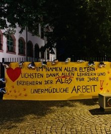 Das Dankeschön-Banner an der Lindgren-Schule in Frankenberg. 