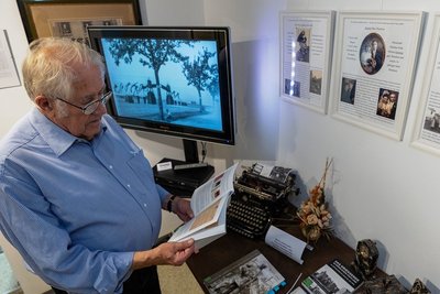 Der Ellefelder Horst Teichmann gehörte zu den ersten Besuchern, die sich die neue Jahresausstellung "Treuen in der NS-Zeit" im Stadtarchiv angeschaut haben. 