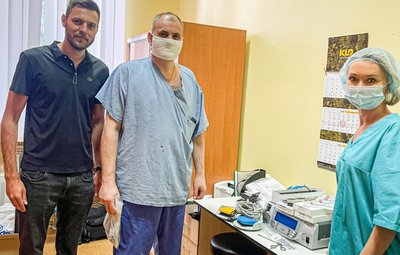 Nataliya Schreiber-Tereshchenko (r.) übergibt in der Kiewer Klinik für Traumatologie das Arthroskopie-Set, das mit Spenden aus Mittweida und Dresden gekauft werden konnte. 