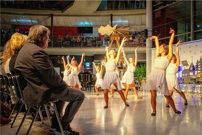 2019 wurde zuletzt im Foyer des Pufendorf-Gymnasiums unter der großen Pyramide getanzt und musiziert. Foto: H. Jattke/Archiv