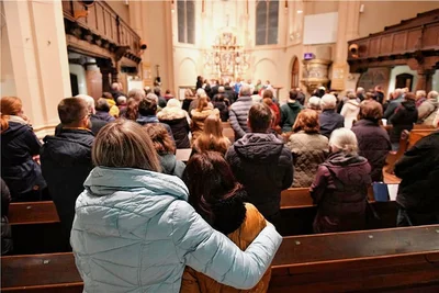 Die Jakobikirche in Freiberg war mit rund 100 Menschen zum Friedensgebet am Freitagabend gut gefüllt. 