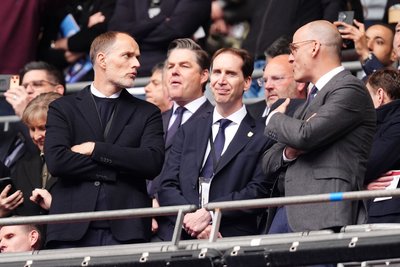 Englands Nationaltrainer Thomas Tuchel (l) und FA-Chef Mark Bullingham (M) stehen auf der Tribüne.