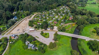 Der Biergarten in Wittgensdorf soll auf dem Grundstück ganz links entstehen. Links daneben befindet sich der Chemnitztalradweg. Am rechten Bildrand fließt die Chemnitz, die Brücke gilt als Schwachstelle bei einem 100-jährigen Hochwasser. 