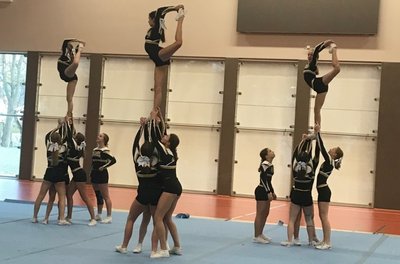 Da zur Sachsenmeisterschaft im Dezember keine Zuschauer erlaubt waren, führten die Auerbacher Cheerleader ihre Performance Kuscheltieren vor, die quasi ihre Fans ersetzen sollten. 