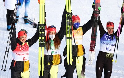 Katherine Sauerbrey, Katharina Henning, Victoria Carl und Sofie Krehl (v.l.) jubeln über den zweiten Platz.