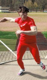 Der Treuener Matteo Löscher war in allen drei Disziplinen des Werfertags in Plauen aktiv.