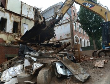 Das Gebäude Louis-Müller-Straße 4 ist inzwischen zum größten Teil verschwunden. Der Straßenabschnitt ist noch bis 5. September voll gesperrt, die Arbeiten sollen bis Anfang Dezember dauern.