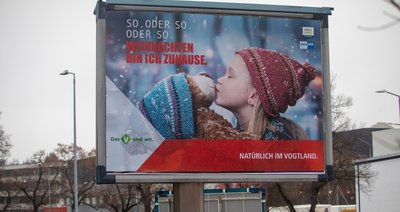 Mit diesen Großplakaten haben der Vogtlandkreis und die IHK einen neuen Anlauf unternommen, gebürtige Vogtländer zu einer beruflichen Rückkehr in ihre alte Heimat zu bewegen. 