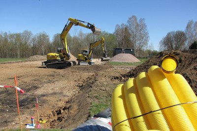 Ein Bagger bereitet den Untergrund für die künftige Radsport-Anlage vor.