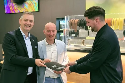 Gregor Götz und Raik Willinger von Vowalon kooperieren mit MT-Interetex-Geschäftsführer Sebastian Freitag (von links) in Sachen Fußmatten.