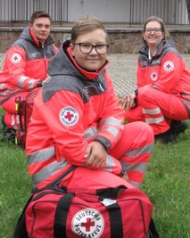 Leon Döppling sowie Leon Pascal und Katja Alexandrowitz (v. l.) sind auf ihren Einsatz beim diesjährigen Teichfest vorbereitet. Insgesamt werden etwa zehn Aktive der DRK-Ortsgruppe vor Ort sein. 
