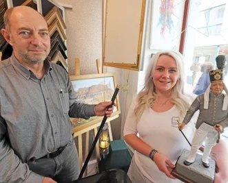 Knappschaftsvorsitzender Heiko Götze und Frauke Fischer präsentieren den Hüttenknappschaftsältesten im Schaufenster. 