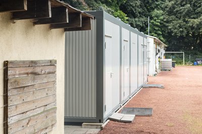 Die Container zum Umkleiden und Duschen stellte die Stadt in diesem Jahr auf. Vor einigen Jahren wollte sich die Sächsische Aufbaubank nicht an einer Sanierung des alten Vereinsheimes beteiligen. Die Hälfte der Kosten hätte die Stadt Chemnitz damals übernommen.