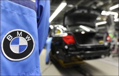 BMW stoppt infolge der Flugverbote durch die Vulkanasche-Wolke aus Island Teile seiner Produktion. Durch den vorübergehenden Produktionsstopp verzögert sich die Fertigung von rund 7000 Fahrzeugen. (Archivfoto)