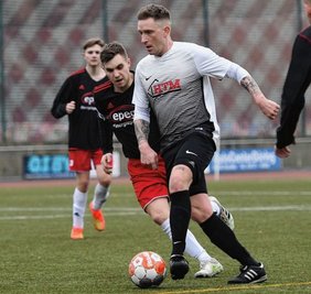 Rückkehr an alte Wirkungsstätte: Oliver Otto (v.), hier im Testspiel gegen Eintracht Sermuth, spielte vor seiner Zeit beim SV Geringswalde bei Motor Rochlitz. Am Sonntag kann er zunächst bei seinem Ex-Verein zuschauen, im Anschluss muss er an gleicher Stelle in der Mittelsachsenliga gegen Germania Mittweida II ran. 
