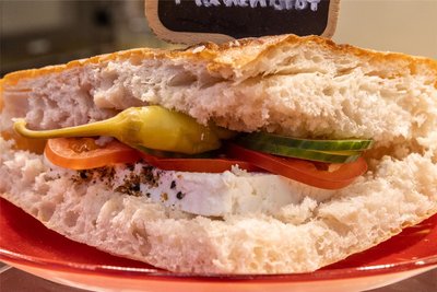 Die Vogtländer halten auf der Kät die Vorjahrespreise. In der Käsebude kostet der Käse im Fladenbrot 6 Euro.