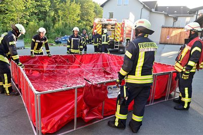 Zurzeit machen sich die Kameraden mit der neuen Technik vertraut, unter anderem beim Aufstellen eines Faltbeckens.