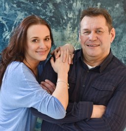  Michael Hübner ist seit fünf Jahren mit Sandra Friedrich liiert, die in die Beziehung Tochter Alina mitgebracht hat. Er arbeitet als Angestellter einer Immobilienfirma und ist sportlicher Leiter des Erdgasteams. 
