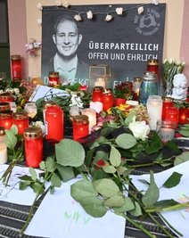 Zum Gedenken an den verstorbenen Limbach-Oberfrohnaer Oberbürgermeister Jesko Vogel liegt ein Kondolenzbuch im Rathaus. 