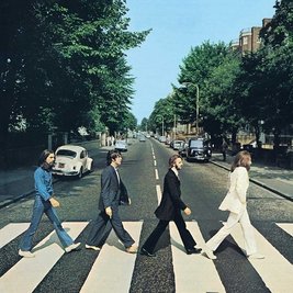 Paul barfuß auf dem bekanntesten Zebrastreifen Englands an den Abbey Road Studios. 