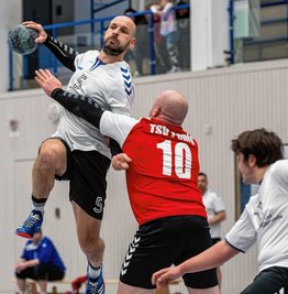 Duell zweier ehemaliger Teamkollegen: Der Mittweidaer Marcus Pollmer (l.) versucht hier, gegen Ralph Roder vom TSV Penig zum Wurf zu kommen. Beide spielten vorher gemeinsam in Rochlitz. 