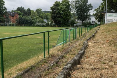 Unter Fußballern in der ganzen Region ist der Hauptplatz des TSV Germania an der Annaberger Straße dafür bekannt, dass er regelmäßig ab Herbst zu einer „Stolperwiese“ wird.