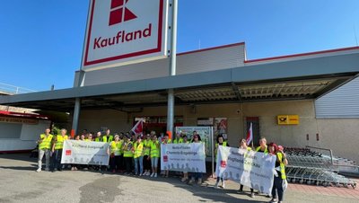 Etwa 40 Verkäuferinnen und Verkäufer des Marktes Kaufland an der Mittweidaer Straße in Burgstädt sowie anderer Verkaufseinrichtungen haben am Montagmorgen für höhere Löhne im Einzelhandel gestreikt. 