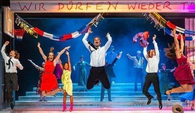 Verluste und Verbote haben die Corona-Monate geprägt - das Erfolgsmusical "Footloose" zeigt junge Leute in einer ähnlich vertrackten Situation. Nur geht es darin nicht um ein Virus, das gemeinschaftlich besiegt werden soll, sondern um konservative Autoritäten, die ihre Ansichten zum Maßstab für alle machen wollen. Das lassen Ren MacCormack und seine Clique nicht auf sich sitzen. 