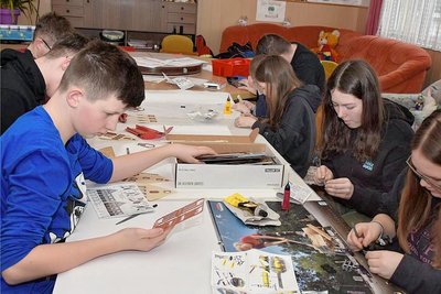 Konzentriertes Arbeiten in gemeinschaftlicher Runde ...